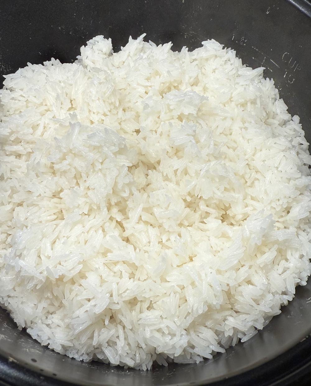 Cooked Mekong Gems ST25 rice, soft and fragrant